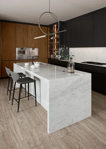 Spiek kwarcowy Carrara Blanco w aranżacji łazienki – płyta wielkoformatowa na ścianie z wyraźnymi marmurowymi żyłami