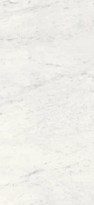 Przykład wykorzystania spieku kwarcowego Carrara Blanco 120x260 mm jako okładziny ściany w nowoczesnym salonie