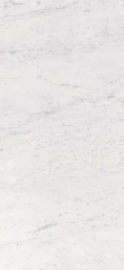 Detal płyty Carrara Blanco Coverlam – lekka, cienka konstrukcja i naturalny wzór marmuru, idealny do minimalistycznych wnętrz