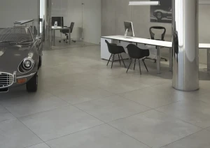 Wielkoformatowa-plyta-Cemento-120x260-cm-o-matowej-powierzchni,-imitujaca-surowy-beton-przemyslowy-o-nowoczesnym-charakterze
