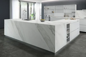 Przyklad-wykorzystania-plyty-Calacata-Marble-120x120-cm-jako-okladziny-podlogowej-w-przestrzeni-mieszkalnej.webp