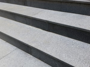 granit ciemnoszary na schodach.jpg