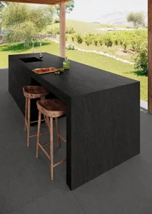 Plyta-Basaltina-Negro-Coverlam--matowa-powierzchnia-imitujaca-bazalt.webp