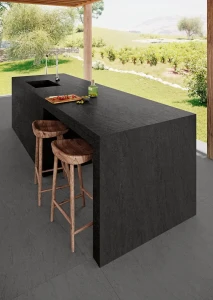 Plyta-Basaltina-Negro-Coverlam--matowa-powierzchnia-imitujaca-bazalt_1.webp