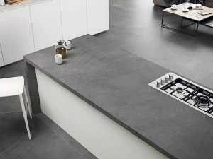 Przykład zastosowania płyty Grespania Titan Antracita 120x260 cm – matowa, odporna na uszkodzenia okładzina ścienna lub podłogowa, imitująca wygląd betonu architektonicznego w eleganckim, antracytowym kolorze