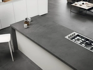 Przykład aranżacji płyty Grespania Titan Antracita 120x120 cm – wielkoformatowy spiek kwarcowy o matowym wykończeniu odporna na zarysowania, polecana na podłogi lub ściany, odwzorowująca elegancki, antracytowy beton