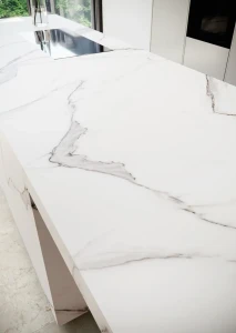 Detal-struktury-Estatuario-Ex-Blanco--bialy-marmur-z-szarymi-zylkami_1.webp
