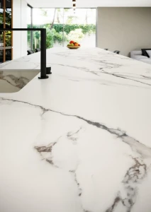 Detal-duzej-plyty-120x278-cm-prezentujacy-naturalny-wzor-marmurowy-i-subtelny-polysk-satyny.webp